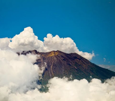 Bali tidak hanya terkenal akan pantai yang eksotik, namun juga keindahan pegunungan yang cantik. Salah satunya adalah gunung api tertinggi di Bali, yakni Gunung Agung.