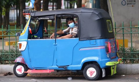 Era tahun 1800-1900, angkutan umum di DKI Jakarta mulai beralih ke mesin dengan menggunakan trem atau kereta dengan rel khusus di jalan ibu kota.