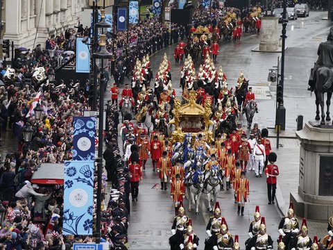 Kemegahan Kereta Berlapis Emas Raja Charles III