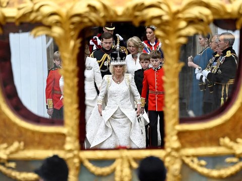 Kemegahan Kereta Berlapis Emas Raja Charles III