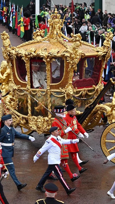 Kemegahan Kereta Berlapis Emas Raja Charles III