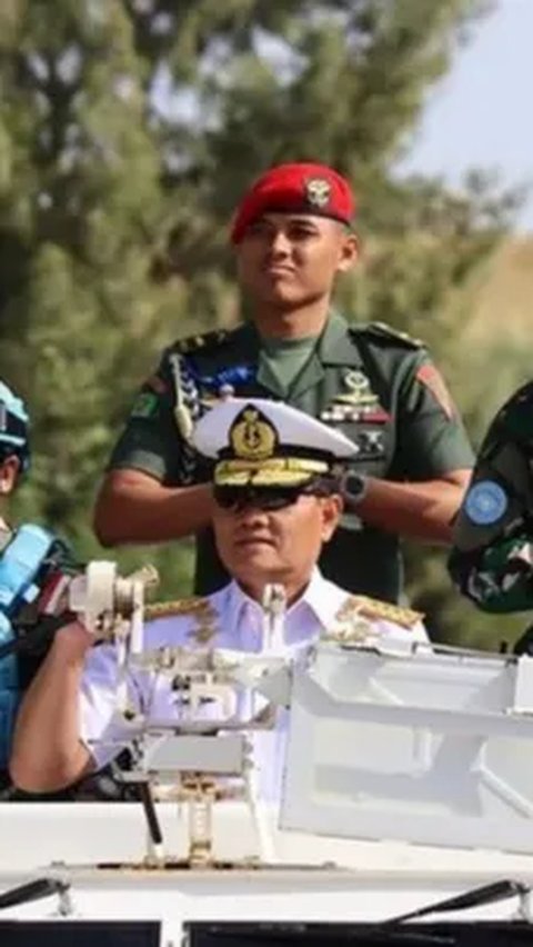 Perintah Panglima TNI dari Atas Kendaraan Tempur