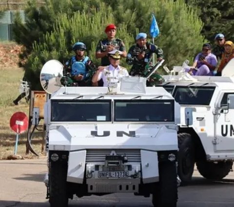 Panglima TNI bersama Ketua Umum Dharma Pertiwi (DP) Ny. Vero Yudo Margono menaiki Ranpur milik Satgas Indobatt.