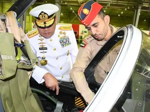 Perintah Panglima TNI dari Atas Kendaraan Tempur