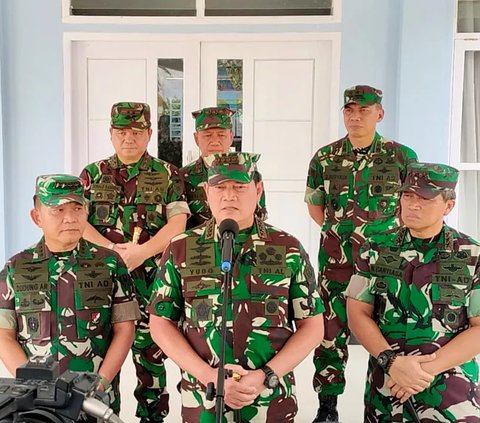 Perintah Panglima TNI dari Atas Kendaraan Tempur