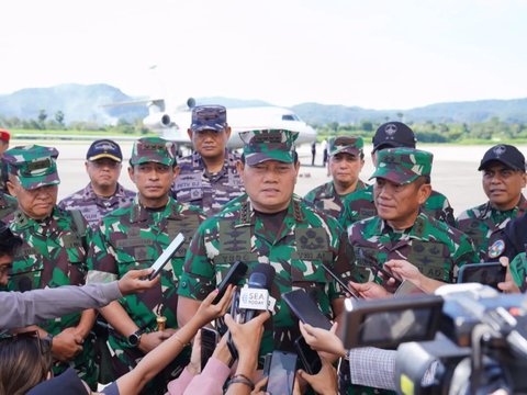 Perintah Panglima TNI dari Atas Kendaraan Tempur