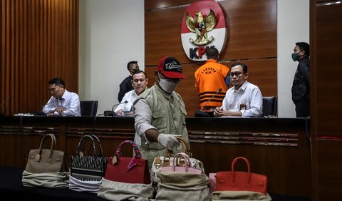 Rafael Alun Trisambodo ditetapkan sebagai tersangka kasus dugaan penerimaan gratifikasi perpajakan di Ditjen Pajak Kemenkeu.