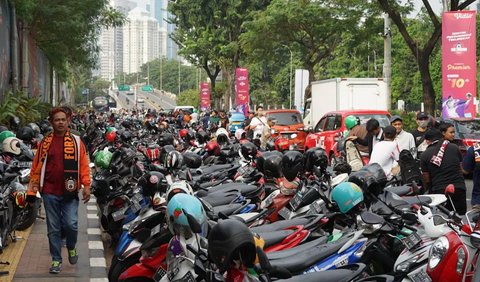 Parkir liar masih marak ditemukan di Jakarta. Masalah serius yang sebenarnya terjadi bertahun-tahun meski sudah sering ditertibkan.