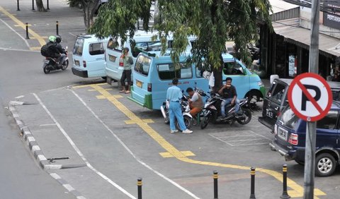 Belum lagi ulah juru parkir liar yang bikin resah. Mereka mematok tarif gila-gilaan bagi warga yang ingin parkir.