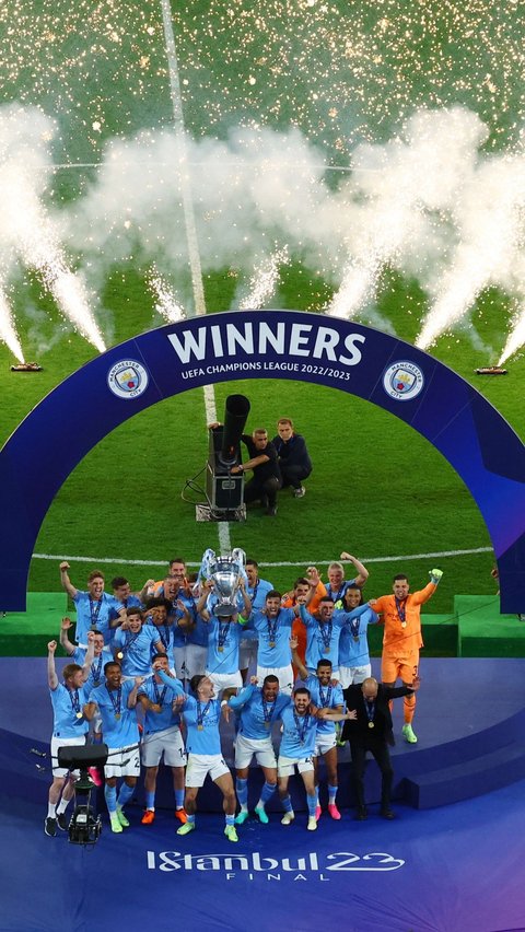 Manchester City menjadi juara Premier League setelah menyalip Arsenal. Sementara di ajang FA Cup, mereka juara usai menekuk Manchester United dengan skor 2-1.