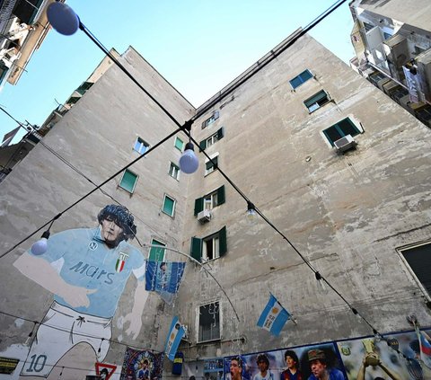 Mural Sang Legenda Diego Maradona hingga berbagai atribut klub sepak bola Napoli menghiasi sudut Kota Naples, Italia.