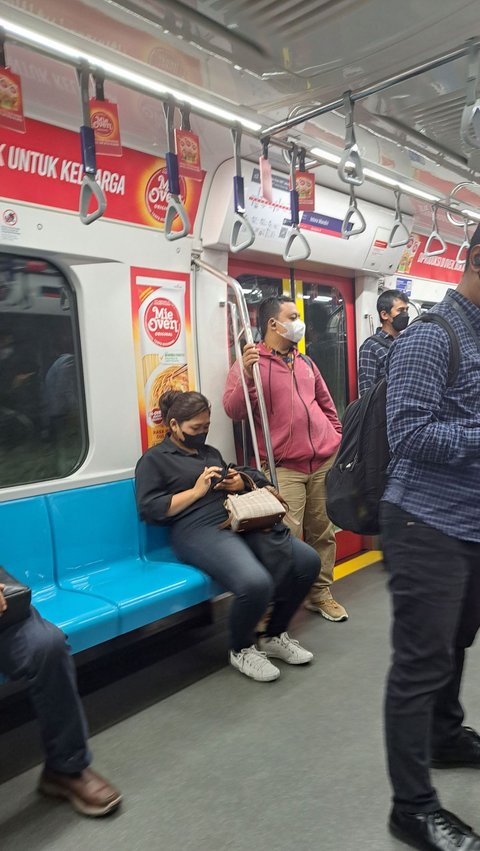 Ini Alasan Penumpang MRT dan TransJakarta Tetap Pakai Masker