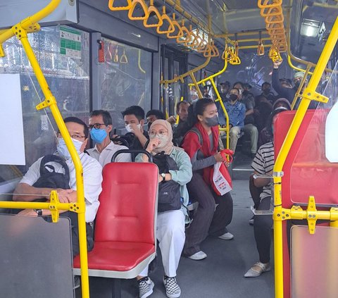 Berdasarkan pantauan merdeka.com di Stasiun MRT Fatmawati, hampir seluruh penumpang MRT masih menggunakan masker. Bahkan, petugas keamanan di dalam stasiun pun masih memakai masker.