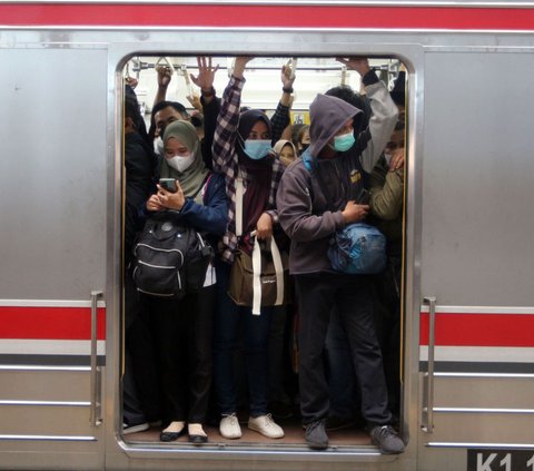 Penumpang MRT dan Transjakarta Terbiasa Pakai Masker