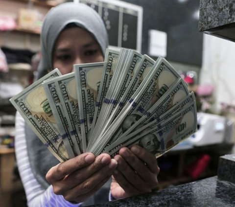 Kesulitan untuk bekerja dengan dan kelangkaan ini digabungkan untuk membuat kayu eboni menjadi kayu yang benar-benar istimewa, dengan harga tinggi USD 10.000 per kilogram atau Rp 148.874.500