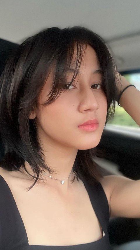 Beginilah salah satu potret terbaru Keisya Levronka yang diunggah di Instagram pribadinya. Biasa tampil cantik dengan rambut terurai panjang sejak muncul di dunia hiburan, artis cantik kelahiran 2 Februari 2003 ini tampil beda dengan gaya rambut pendek.