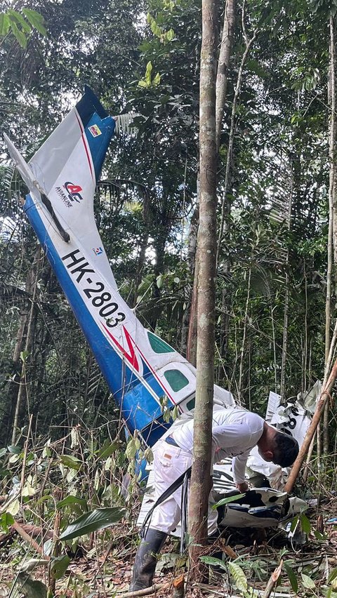 Di dalam pesawat itu ada pilot, ketua masyarakat adat Huitoto, ibu keempat bocah Magdalena Mucutui Valencia, dan empat bocah tersebut yang berusia 13 tahun, sembilan tahun, empat tahun, dan 11 bulan.