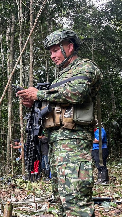 Menurut pejabat, empat bocah bersama ibunya itu melarikan diri dari ancaman kelompok bersenjata.