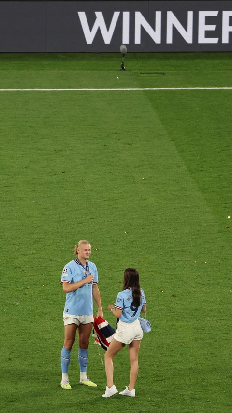 Yang jelas mereka tengah berbahagia dengan kemenangan Manchester City yang menyandang juara Liga Champions 2022/2023.