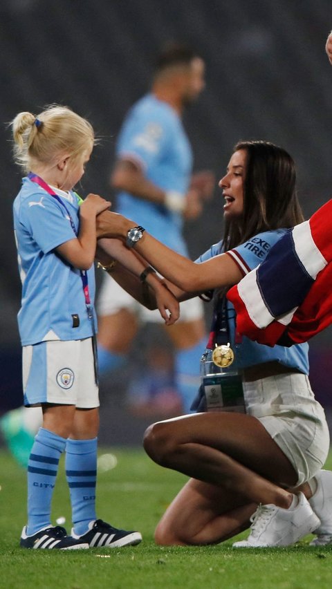 Di sisi lain Isabel Johansen juga seorang wanita yang menyukai anak kecil. Sikapnya diperlihatkan ketika ia sedang memberikan bantuan sesuatu kepada seorang anak yang memakai jersey Manchester City.