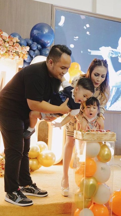 Acara ulang tahun Momo ini digelar dengan nuansa kuning dan emas. Penyanyi kelahiran 7 Juni 1986 tampak membagikan momen saat meniup lilin bersama suami dan anak-anaknya. Terlihat pula berbagai jenis kue ulang tahun yang tersedia di acara tersebut.