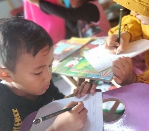 Peduli Pendidikan, Perempuan di Jakarta Timur Ini Dirikan Bimbel Gratis Bagi Pemulung