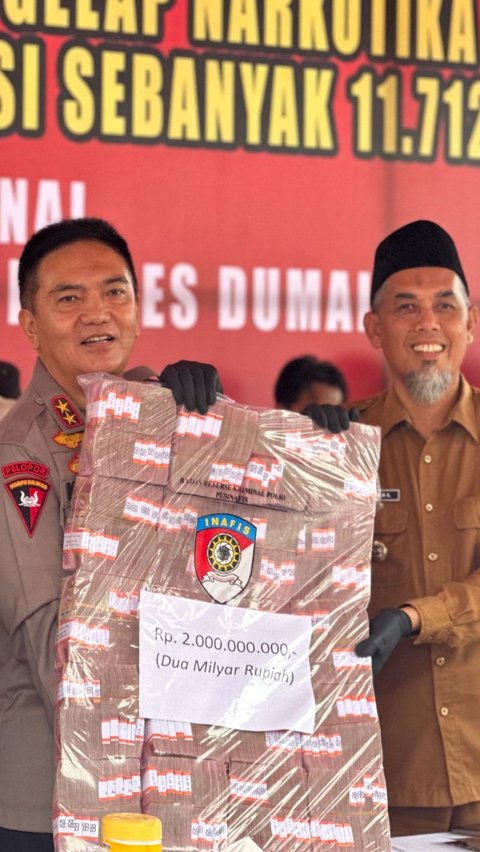 Sabu-sabu itu terbungkus puluhan paket teh Cina berwarna oranye. Polisi juga mengamankan uang tunai Rp3,3 miliar dalam bungkusan plastik