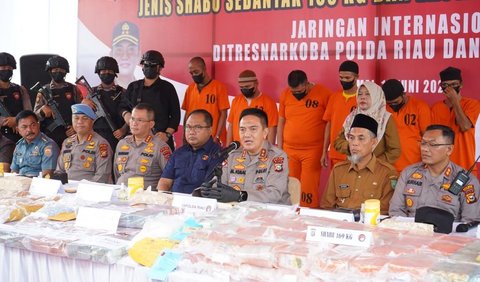 Menurut Iqbal, semua barang bukti disita terkait keterlibatan peredaran narkoba. Tim juga mengamankan 10 tersangka dari 8 kasus tersebut. Termasuk mobil Avanza, motor Kawasaki Ninja, serta Yamaha N-Max.