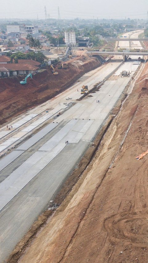 Dari pantauan udara terlihat para pekerja sedang menyelesaikan pembangunan Jalan Tol Serpong-Cinere seksi 2 dengan alat berat di kawasan Limo, Depok, Jawa Barat, Senin (12/06/2023).