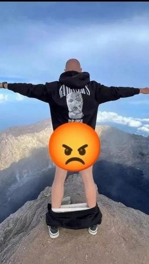 Viral seorang bule membuka celana saat naik gunung di Bali