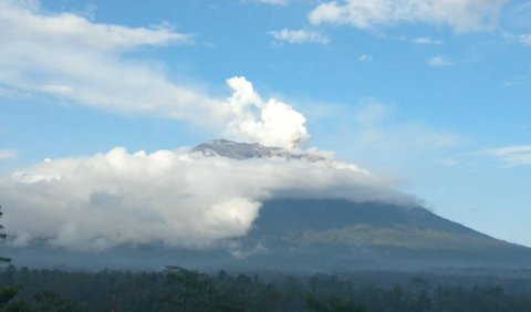 “Karena gunung sudah ada bhisama, itu merupakan kawasan disucikan maka itu kita melarang pendakian gunung,”