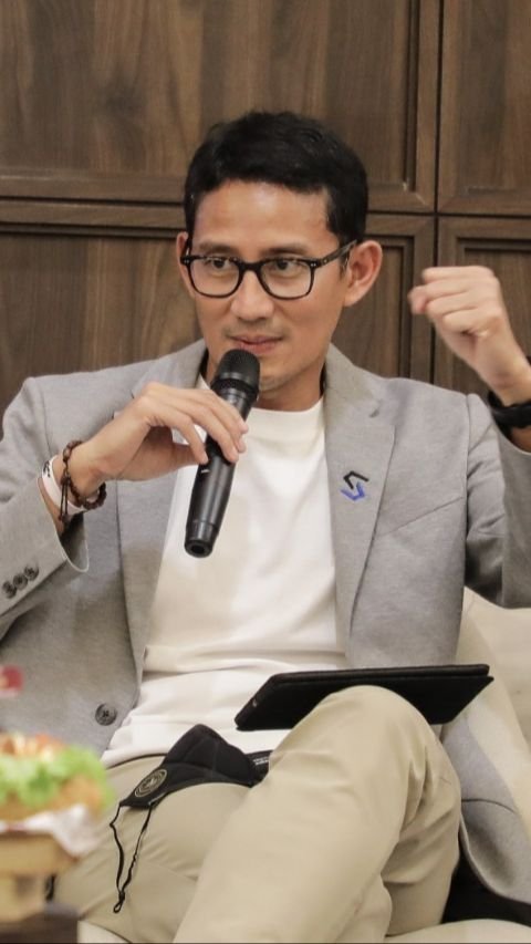 Sandiaga tak membantah ada wacana dirinya berduet dengan Airlangga pada Pemilu 2024. Namun, dia saat ini tak mau bicara panjang lebar tentang poros tersebut.