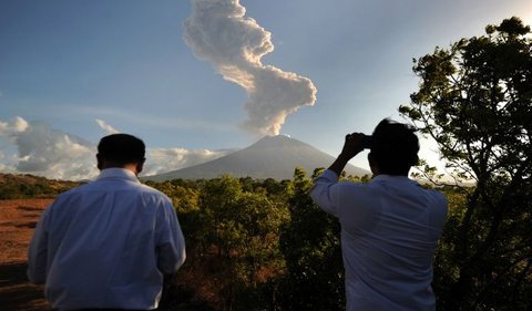 Nasib para guide dan pemandu wisata gunung dan hobi para pendaki gunung menjadi salah satu yang dipertimbangkan terhadap wacana penutupan ini.