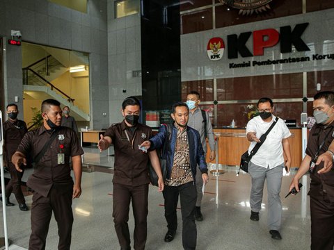 Hari ini, KPK juga menggeledah rumah Andhi di Kepala Gading, Jakarta Utara. Penyidik menyita dokumen terkait aset yang disembunyikan Andhi Pramono.