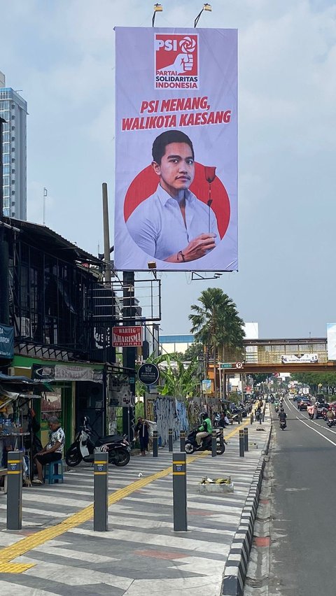 Nama putra bungsu Presiden Jokowi Kaesang Pangarep dikaitkan dengan dunia politik. Setelah baliho besar di Kota Depok, muncul video dari Kaesang yang menyatakan siap menjadi Depok pertama.