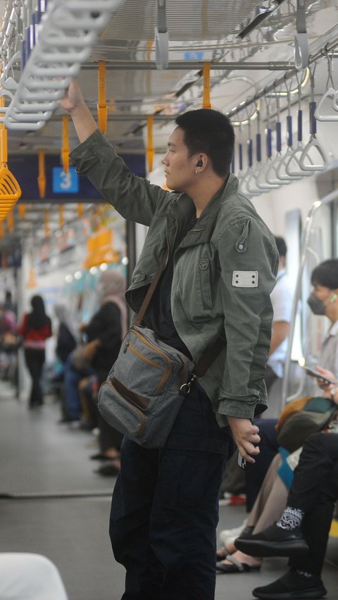 PT MRT Jakarta (Perseroda) kini memperbolehkan penumpang untuk tidak memakai masker selama menggunakan moda transportasi MRT sesuai dengan Surat Edaran (SE) Dinas Perhubungan Provinsi DKI Jakarta Nomor 26/SE/2023.