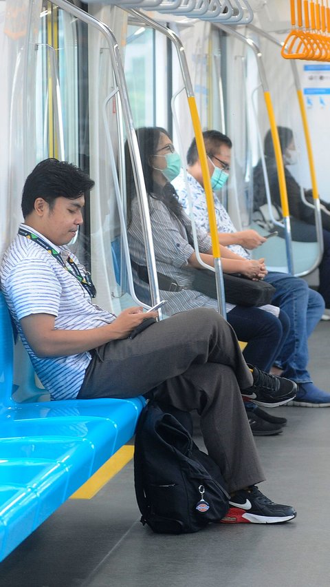 Pengguna layanan PT TransJakarta diperbolehkan membuka masker jika tengah dalam kondisi sehat. Namun jika tengah dalam kondisi kesehatan menurun, maka disarankan tetap menggunakan masker dengan baik dan benar.