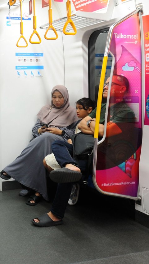 MRT tetap mengajurkan masyarakat membawa cairan pembersih tangan (hand sanitizer) dan mencuci tangan secara berkala terutama jika telah bersentuhan dengan benda-benda yang digunakan secara bersamaan.