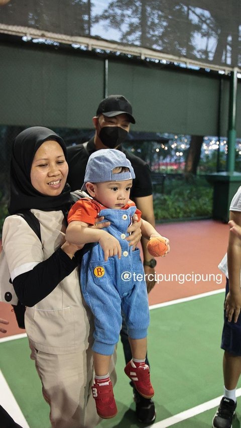 Putra bungsu Raffi Ahmad terlihat ditemani Sus Rini saat datang di acara pelatihan tenis.