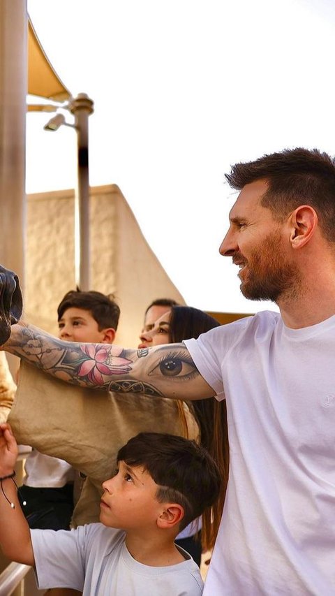 Dikabarkan Tak Ikut Tanding ke Indonesia,  Ini Momen Lionel Messi Bareng Keluarga