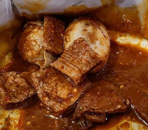 Cukup Rp 23 ribu, kamu bisa menikmati 1 porsi Nasi Bali Pengampon yang berisi nasi, daging, telur, tahu dan tempe yang super pedas dan bikin nagih. Nasi bali pengampon berada di Jl. Kalianyar Kulon Gang 2, Surabaya. Buka dari jam 9 malam sampai 1 pagi.