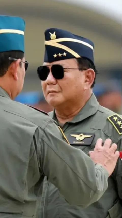 Menhan Prabowo Subianto menerima anugrah Brevet Wing Kehormatan Penerbang TNI AU. Brevet disematkan langsung oleh Panglima TNI Laksamana Yudi Margono.