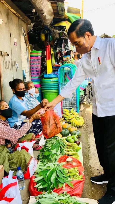 Santainya Jokowi Beli Sayur di Pasar Tradisional