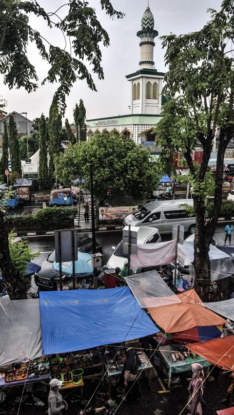 Penampakan lapak pedagang takjil. Walaupun hujan mengguyur, pelanggan tetap berdatangan.