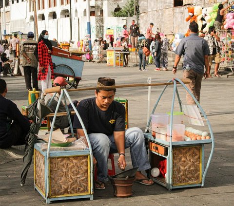 Kota Tua sudah sangat tenar. Di tempat ini memang ada banyak pilihan wisata, mulai dari wisata kuliner hingga wisata museum. Ada banyak museum yang bisa dikunjungi dengan tarif yang sangat ramah di kantong. Jika enggan ke museum, Anda bisa sekadar nongkrong di depan bangunan-bangunan tua yang eksotis.