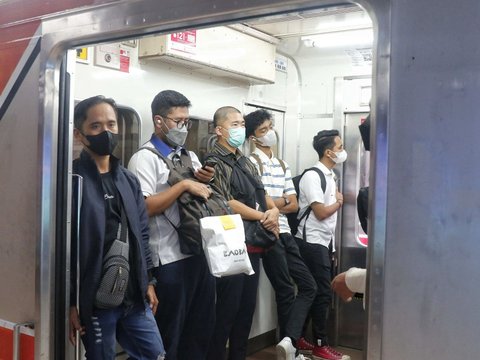 Penumpang KRL Akhirnya Bisa 'Bernapas'