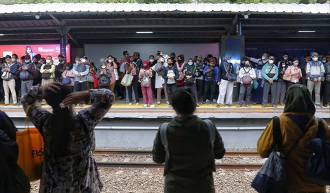 Para pengguna KRL menanggapi aturan bebas masker tersebut