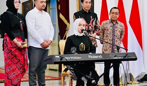 Putri Ariani tampil memukau. Jokowi yang didampingi Menteri Sekretariat Nrgara Pratikno langsung bertepuk tangan sambil tersenyum.