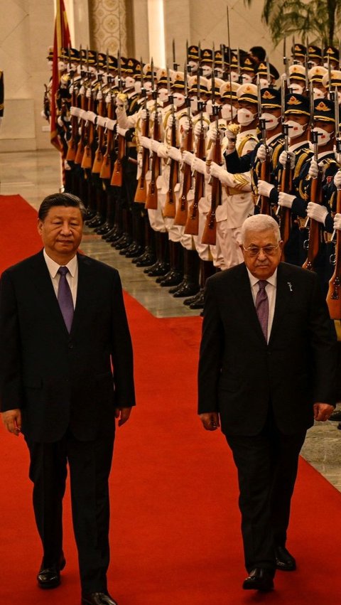 Saat berkunjung ke China, Presiden Abbas terlihat disambut secara terhormat oleh Xi Jinping dengan upacara penyambutan yang digelar secara militer.