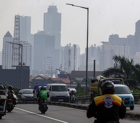 Pj Gubernur DKI Jakarta Heru Budi Hartono, melempar candaan saat ditanyai solusi mengatasi buruknya kualitas udara di Ibu Kota. <br /><br />Dia berseloroh bakal meniup polusi dari kawasan industri yang menyumbang buruknya kualitas udara di Jakarta.